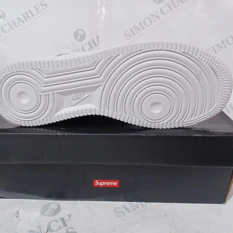 BOXED PAIR OF SUPREME/NIKE AIR FORCE 1 SHOES IN WHITE UK SIZE 6