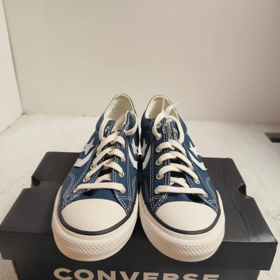 BOXED PAIR OF CONVERSE STAR PLAYER 76 OX KIDS SHOES - SIZE 4