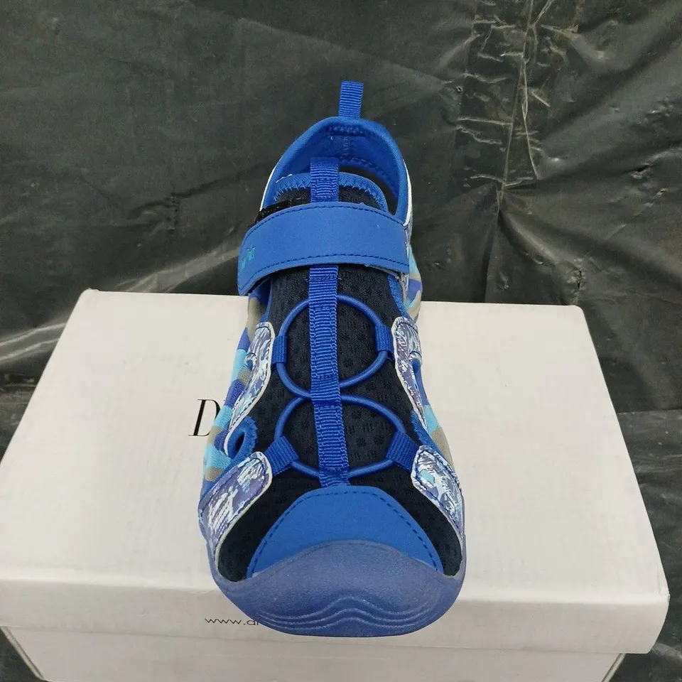 BOXED PAIR OF DREAM PARIS KIDS SANDALS - UK SIZE 4