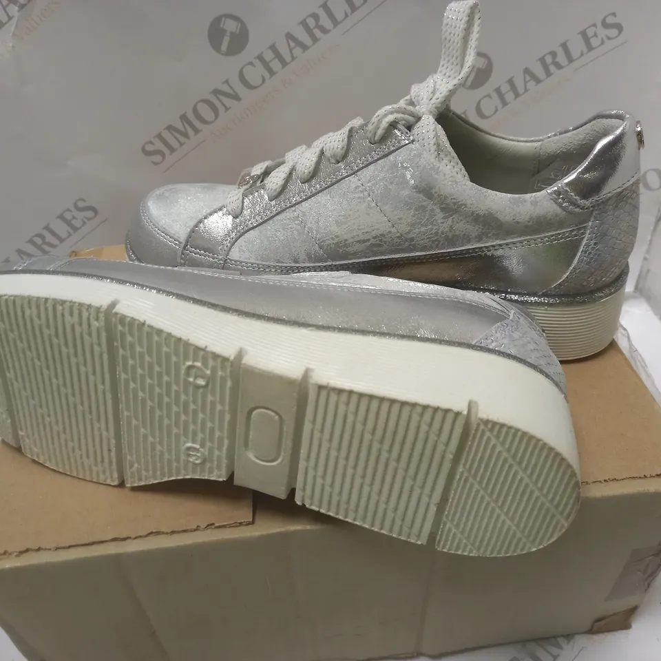 MODA SILVER LEATHER SHOES - SIZE 6