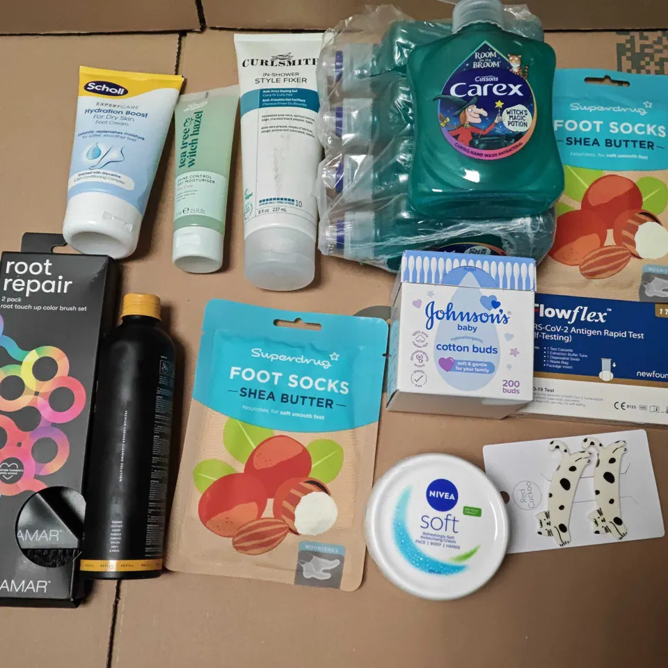 LOT OF ASSORTED HEALTH AND BEAUTY ITEMS TO INCLUDE CAREX HANDWASH, JOHNSTON COTTON BUDS AND WITCH HAZEL MOISTURISER