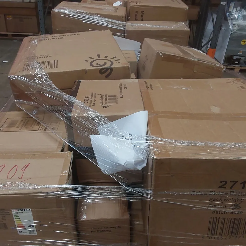 PALLET CONTAINING A VERY LARGE QUANTITY OF HOME LIGHTING PRODUCTS
