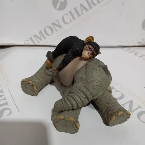 TUSKERS ELEPHANTS - 90886 - HENRY AND TAKA THE CHIMP 'PEACE AT LAST