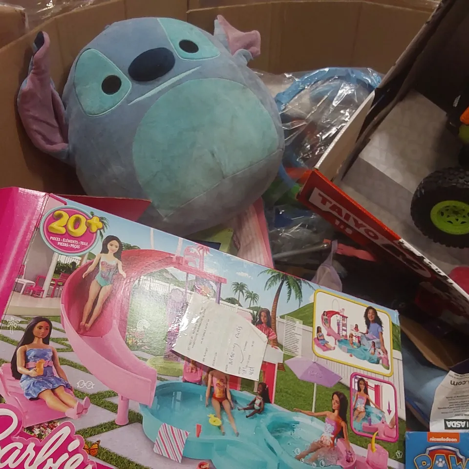 PALLET CONTAINING A LARGE QUANTITY OF ASSORTED TOYS INCLUDING: RC MONSTER TRUCK, BARBIE DREAM POOL, PAW PATROL RC FIRE TRUCK, LAVA LAMP ECT