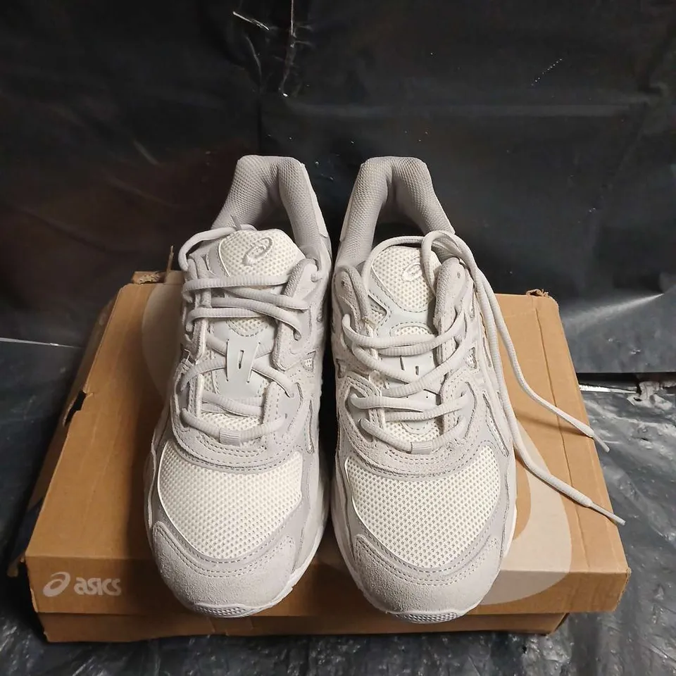 BOXED PAIR OF ASICS RUNNING SHOES – UK SIZE 7