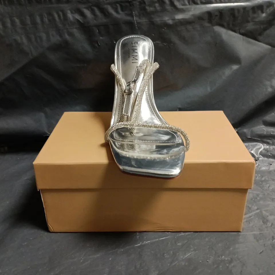 BOXED PAIR OF SIMMI LONDON OPEN TOE HEELED SANDALS IN SILVER W. DIAMANTE EFFECT SIZE UK 5