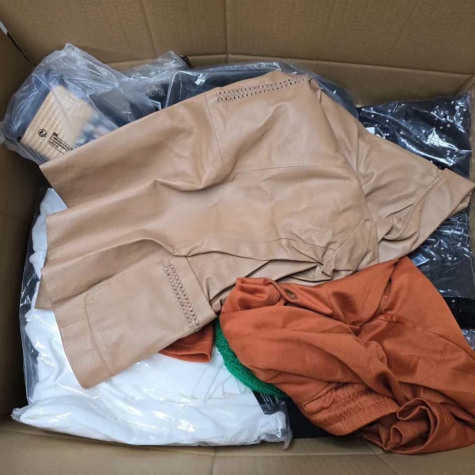 APPROXIMATELY 25 ASSORTED CLOTHING AND FASHION PRODUCTS IN VARIOUS STYLES AND SIZES - COLLECTION ONLY