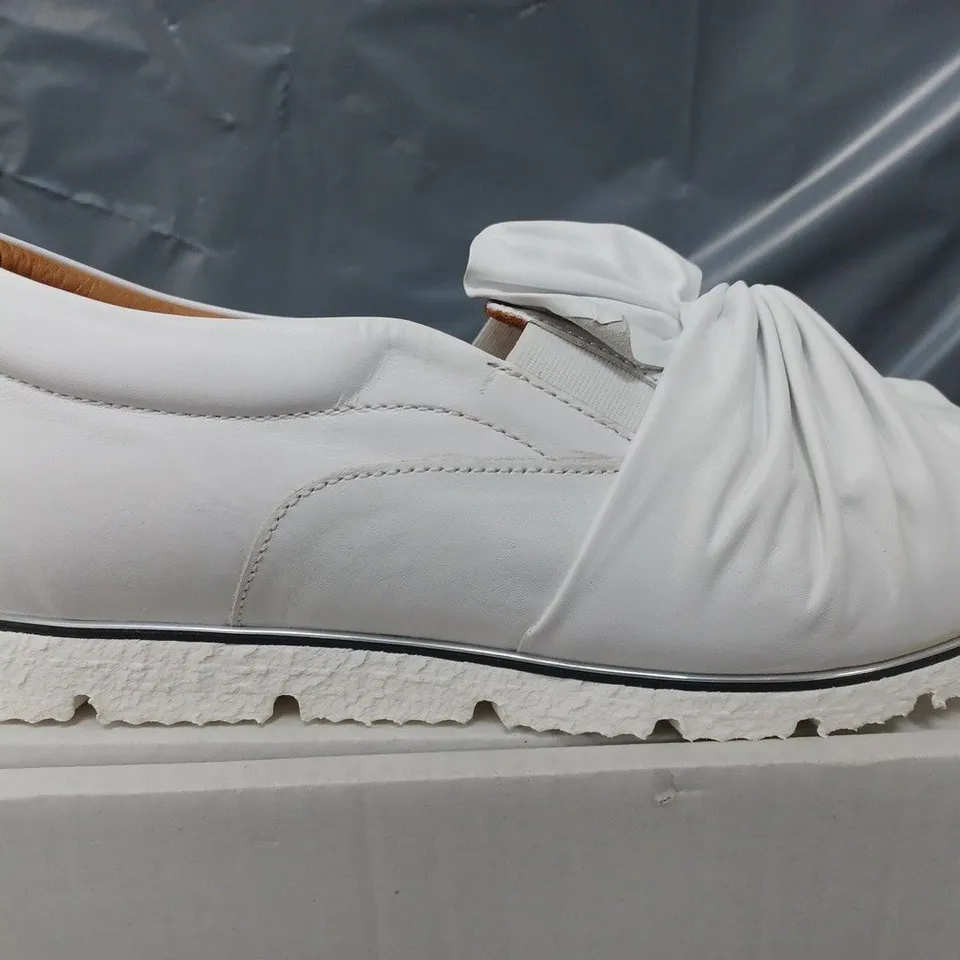 MODA IN PELLE ANETTE LEATHER BOW TWIST UPPER WITH FLEX SOLE TRAINERS IN WHITE - SIZE 7