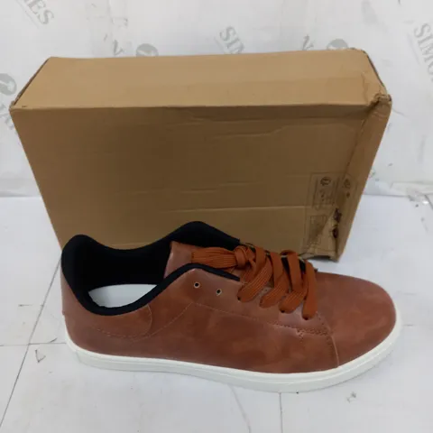 BOXED PAIR OF DESIGNER FLAT LEATHER LACED TRAINERS SIZE 45