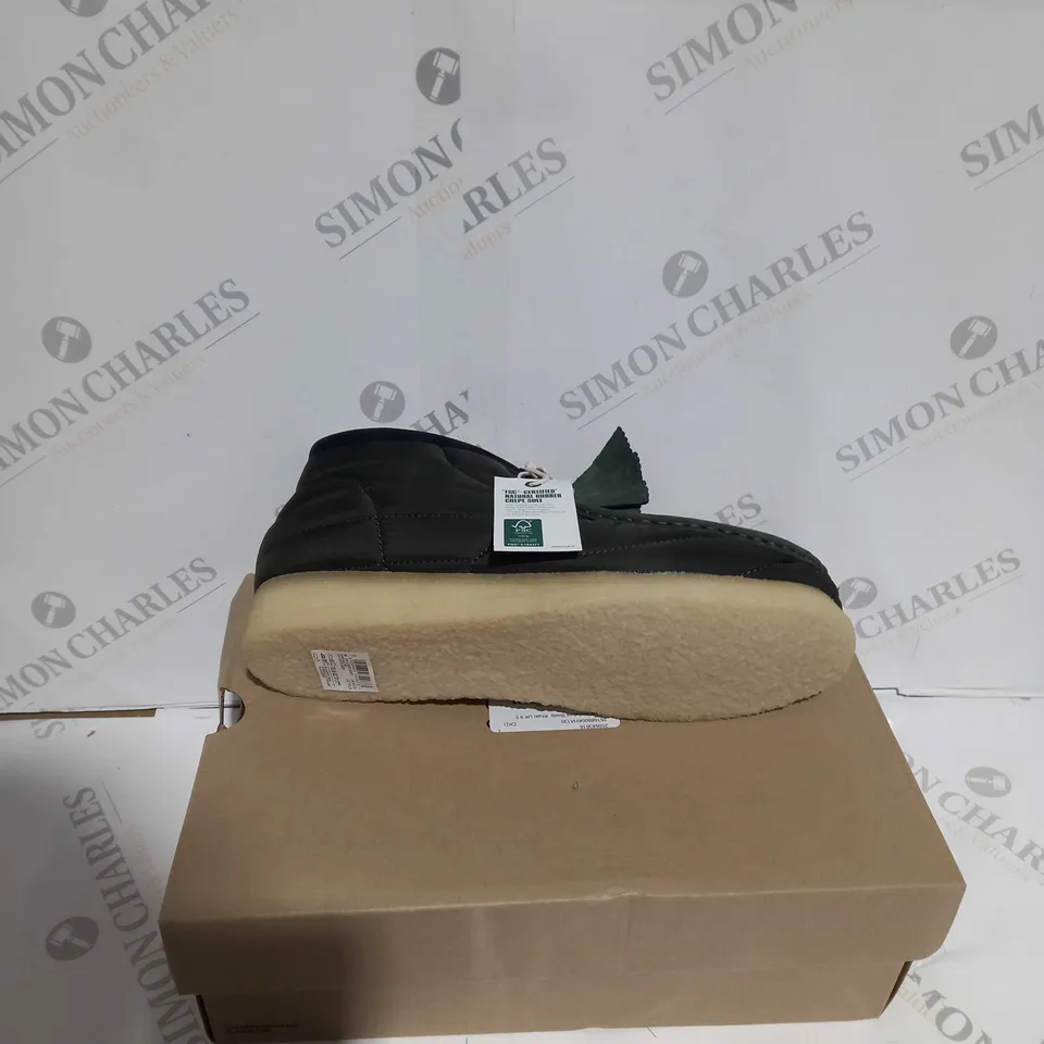 BOXED PAIR OF CLARKS WALLABEE BOOT KHAKI QUILTED UK 9.5