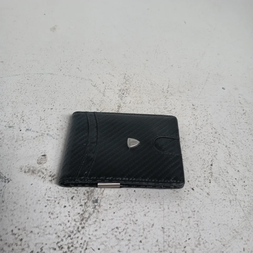 BLACK TEXTURED LEATHER WALLET WITH METAL EMBLEM – BI-FOLD