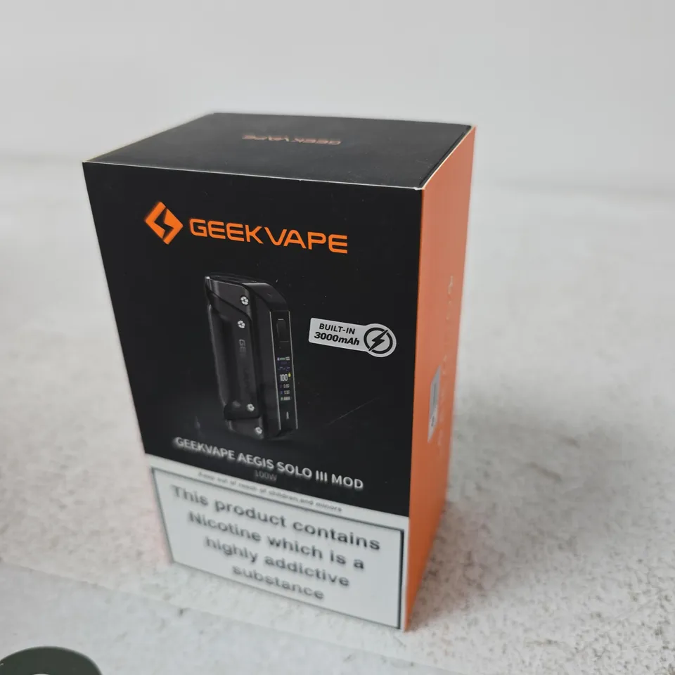 APPROXIMATELY 20 ASSORTED E-CIG PRODUCTS AND ACCESSORIES TO INCLUDE GEEK VAPE AND WICK 'N' WIRE