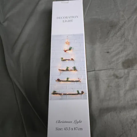 BOX OF APPROXIMATELY 12 ASSORTED ITEMS TO INCLUDE : CHRISTMAS LIGHT AND PLASTIC FLOWER BOUQUET