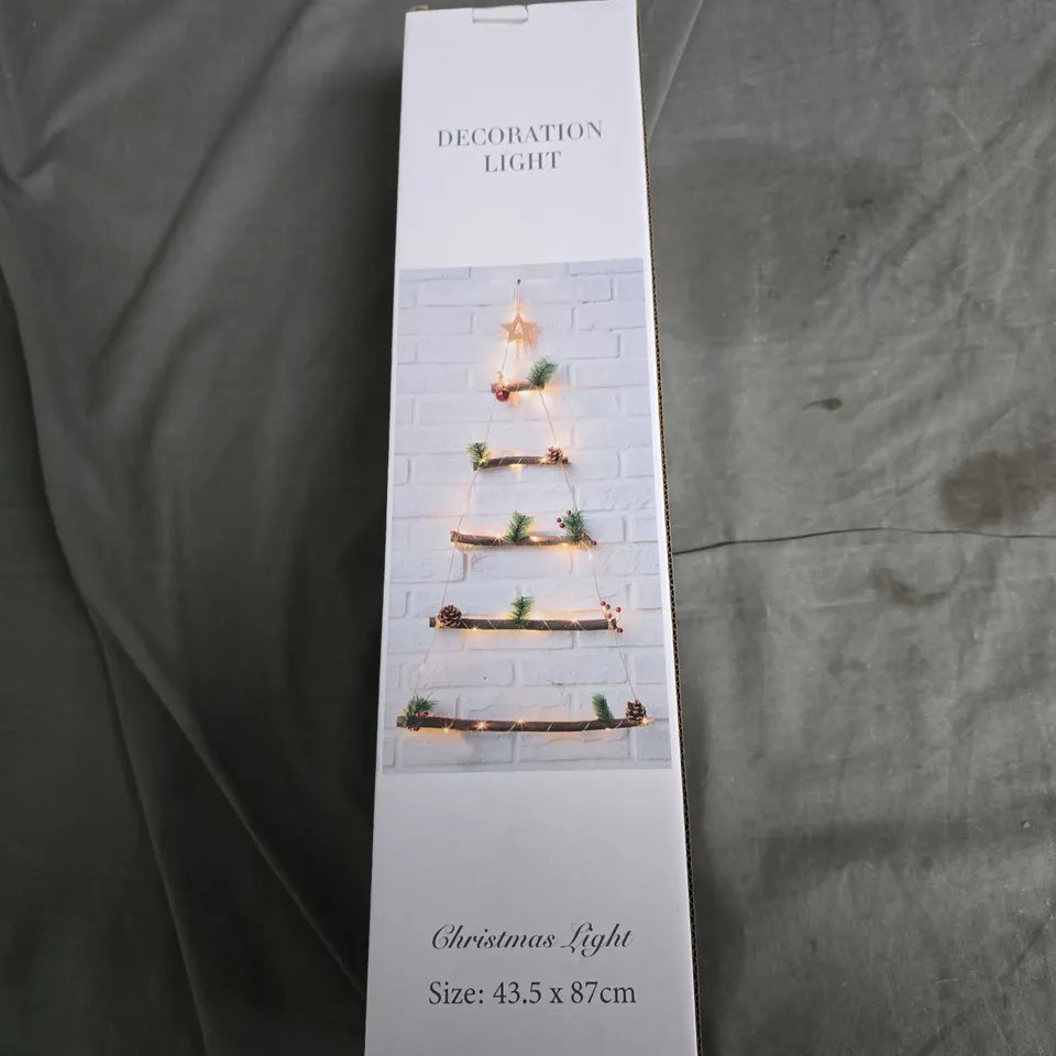 BOX OF APPROXIMATELY 12 ASSORTED ITEMS TO INCLUDE : CHRISTMAS LIGHT AND PLASTIC FLOWER BOUQUET 