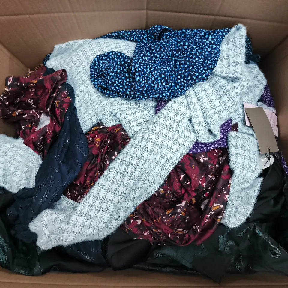 APPROXIMATELY 30 ASSORTED CLOTHING ITEMS IN VARIOUS SIZES, STYLES & COLOURS TO INCLUDE BRANDS SUCH AS KIM & CO, BEN DE LISI, DANNI MINOGUE, ETC - COLLECTION ONLY