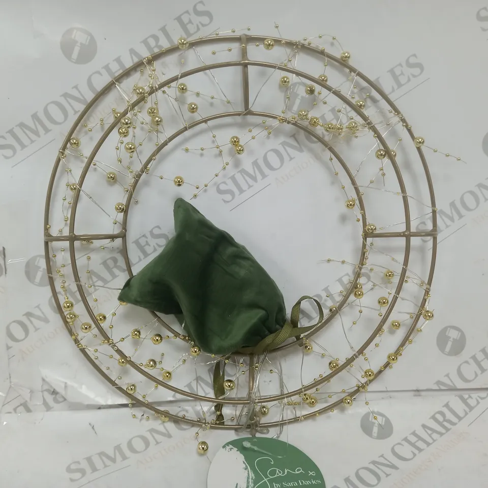 BOXED SARA DAVIES PRE-LIT DECORATIVE BEADED WREATH 