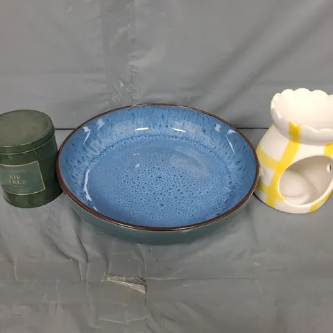 LARGE BOX OF APPROXIMATELY 5 ASSORTED ITEMS TO INCLUDE SERVING BOWLS, CANDLE HOLDER AND CANDLES