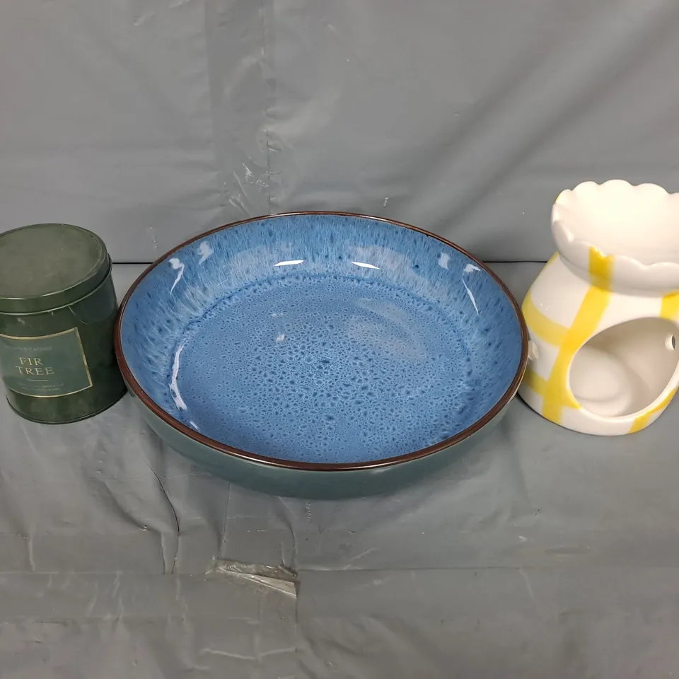 LARGE BOX OF APPROXIMATELY 5 ASSORTED ITEMS TO INCLUDE SERVING BOWLS, CANDLE HOLDER AND CANDLES