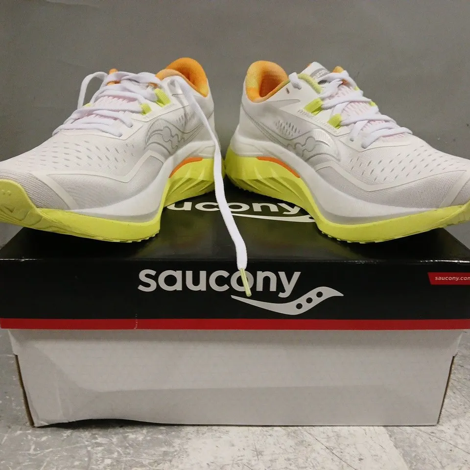 BOXED PAIR OF SAUCONY WOMEN'S ENDORPHIN SPEED 4 TRAINERS IN WHITE/HIGHLIGHTER/ORANGE SIZE UK 6.5