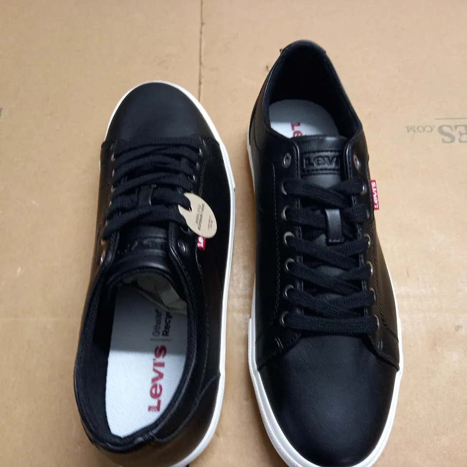 BOXED BRAND NEW LEVIS WOODWARD TRAINERS IN BLACK - UK 9