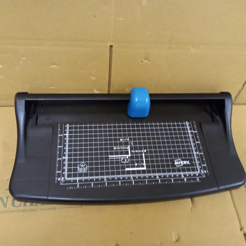 AVERY PAPER TRIMMER