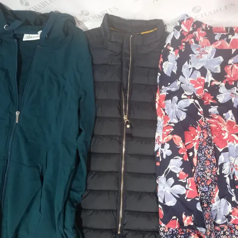 BOX OF APPROXIMATELY 10 ASSORTED CLOTHING AND FASHION ITEMS IN VARIOUS STYLES AND SIZES TO INCLUDE ISAACMIZRAHI LIVE, JOULES, D & CO, ETC