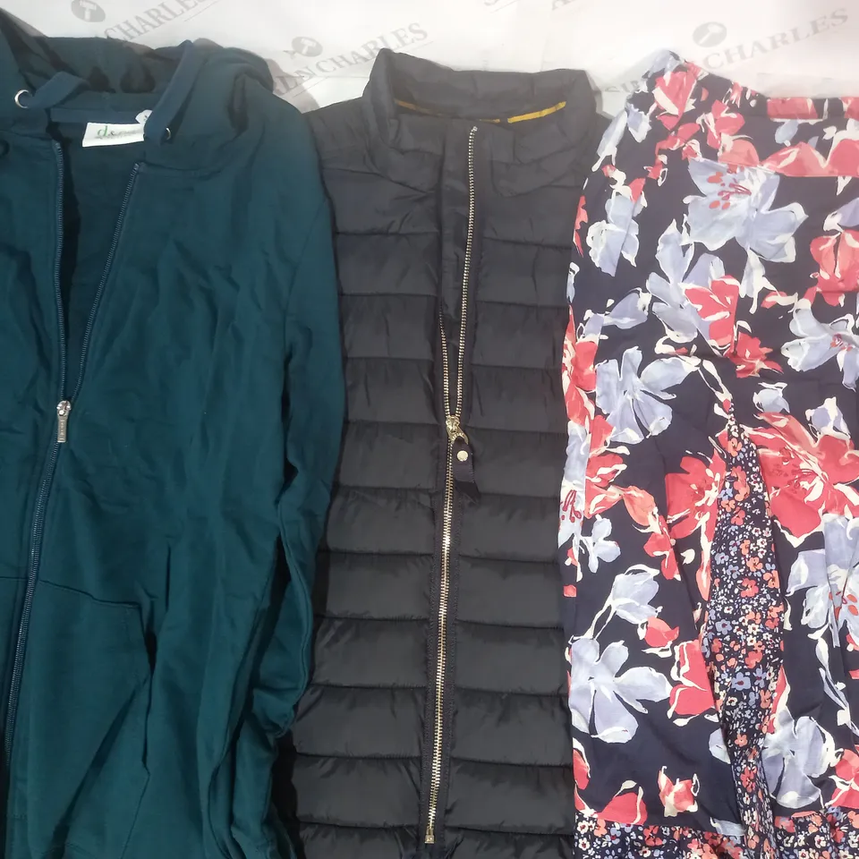 BOX OF APPROXIMATELY 10 ASSORTED CLOTHING AND FASHION ITEMS IN VARIOUS STYLES AND SIZES TO INCLUDE ISAACMIZRAHI LIVE, JOULES, D & CO, ETC
