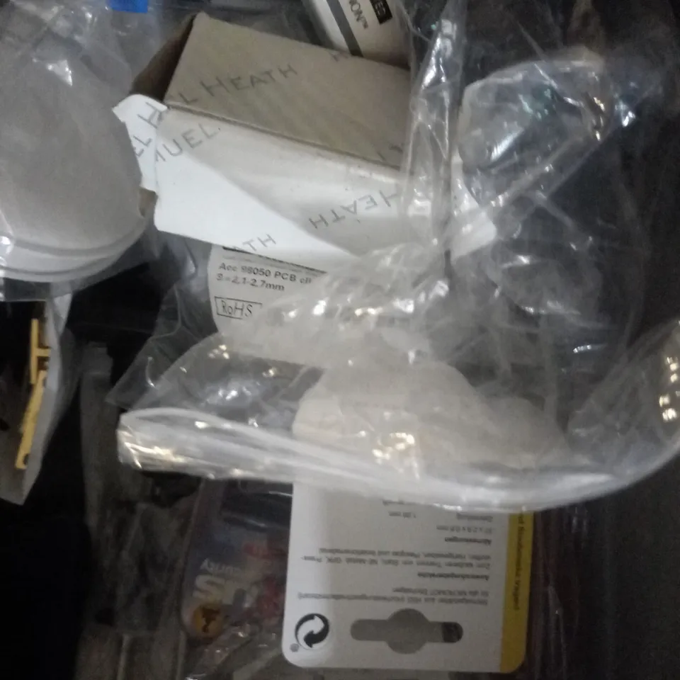 BOX OF APPROX 15 ASSORTED HOUSEHOLD ITEMS TO INCLUDE CRIMPIT TOASTER MAKER FOR THINS, COMBINATION PADLOCK, REPLACEMENT TRIMMER BLADES, ETC