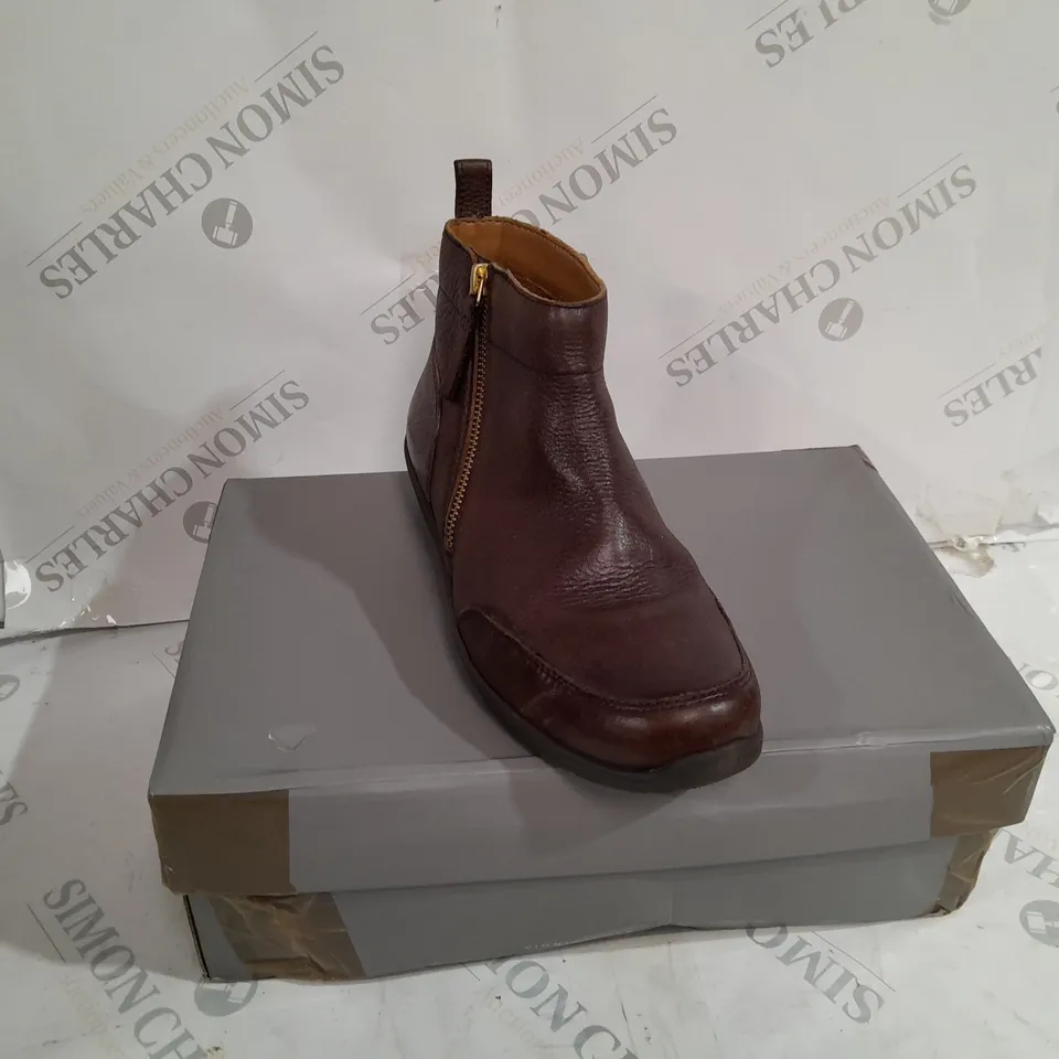 BOXED VIONIC LOIS BOOTS IN BROWN SIZE 4.5