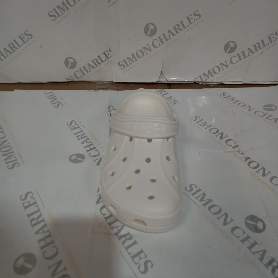 PAIR OF CROCS RALEN CLOGS - WHITE, SIZE 7 MEN, SIZE 9 WOMEN 