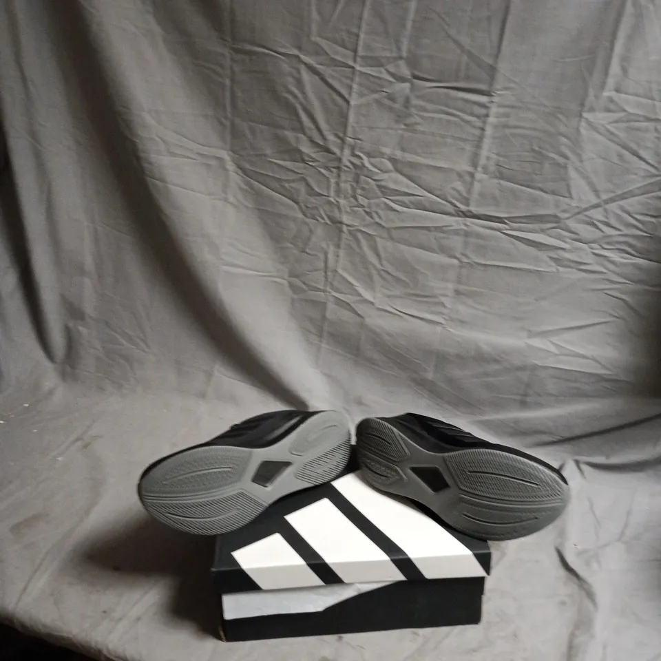 ADIDAS BLACK SNEAKERS – BOXED UK6