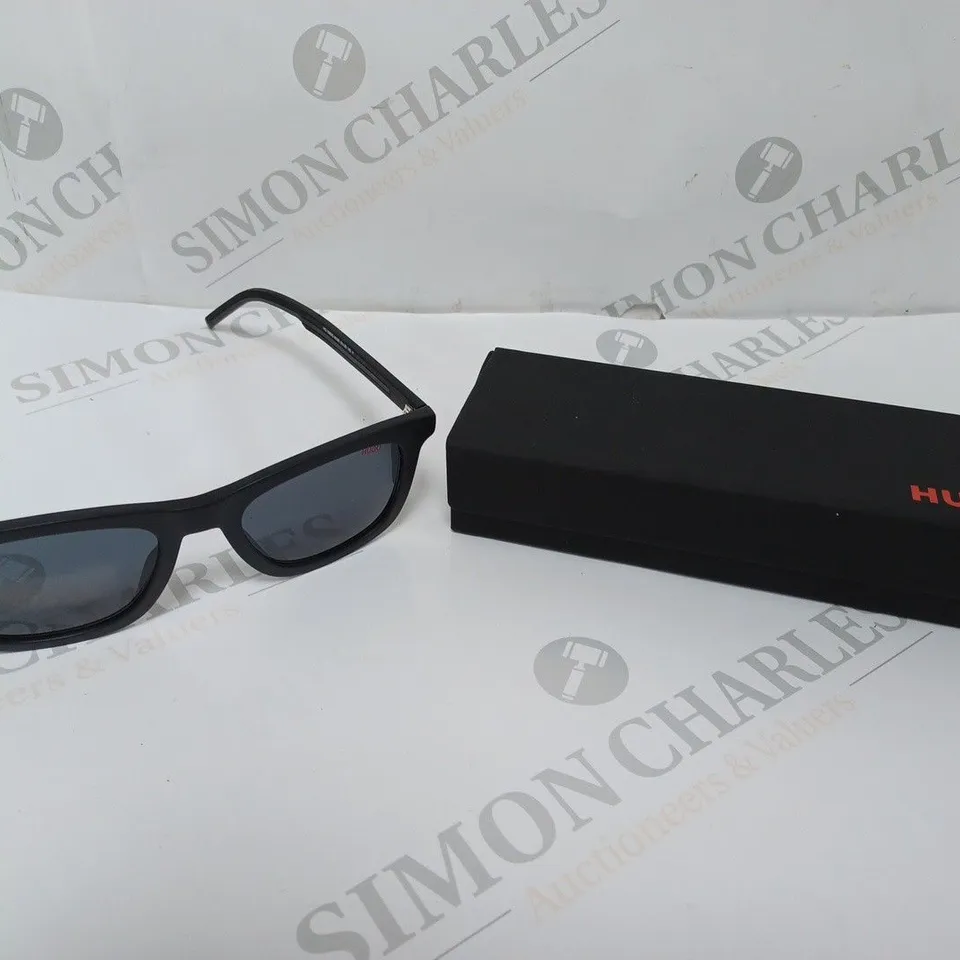 HUGO BOSS HG 1065/S SQUARE FRAMED SUNGLASSES