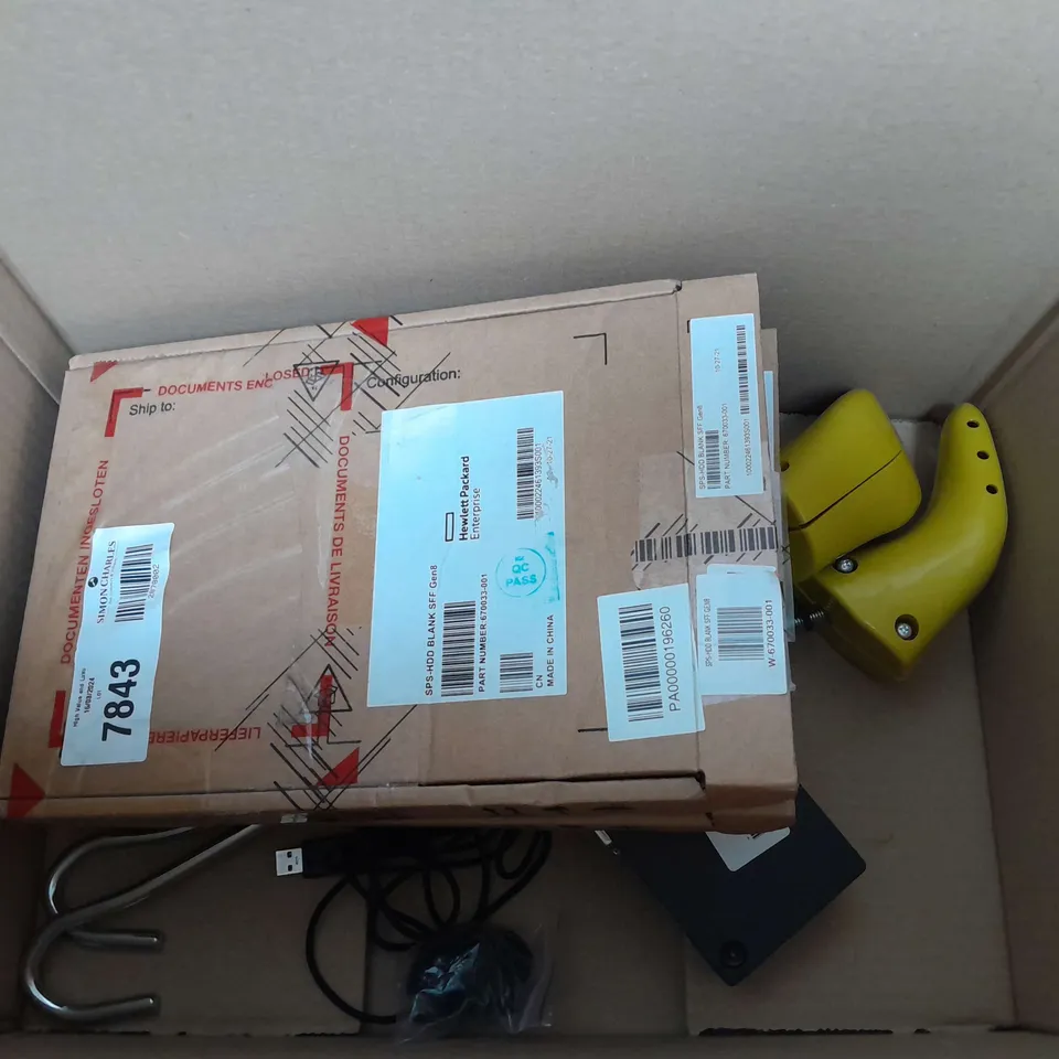 BOX OF APPROXIMATELY 5 ASSORTED ITEMS TO INCLUDE - LENOVO THINKPAD USB 3.0 PRO DOCK , EVGA X17 MOUSE , SHOE BOOT STRETCHERS ETC