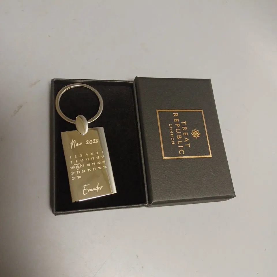 BOXED TREAT REPUBLIC LONDON SPECIAL DATE SILVER KEY RING