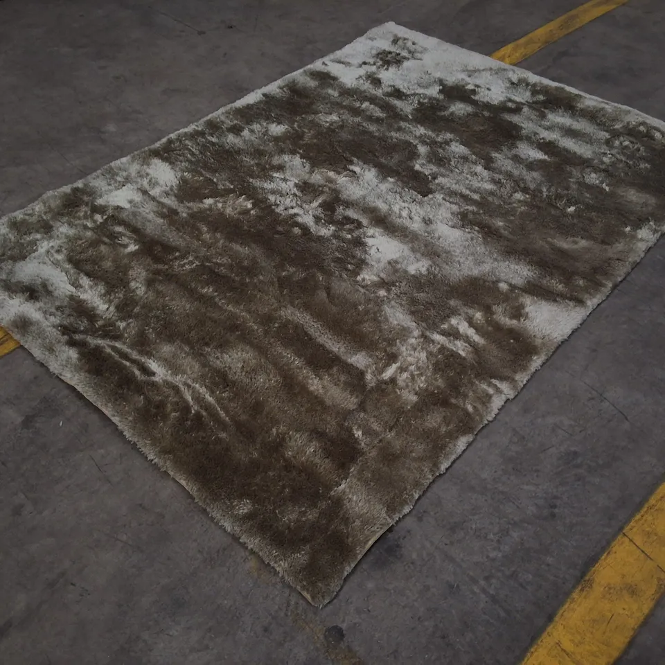 RECTANGULAR SHAGGY RUG – BROWN/CREAM PILE APPROXIMATELY 120×170CM
