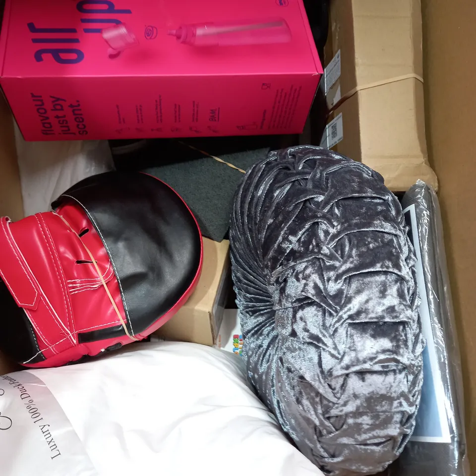 LOT OF APPROX 15 ASSORTED HOUSEHOLD ITEMS TO INCLUDE GREY PUSH ROUND CUSHION, HENRY HOOVER BAGS, STANLEY POWERLOCK, ETC 