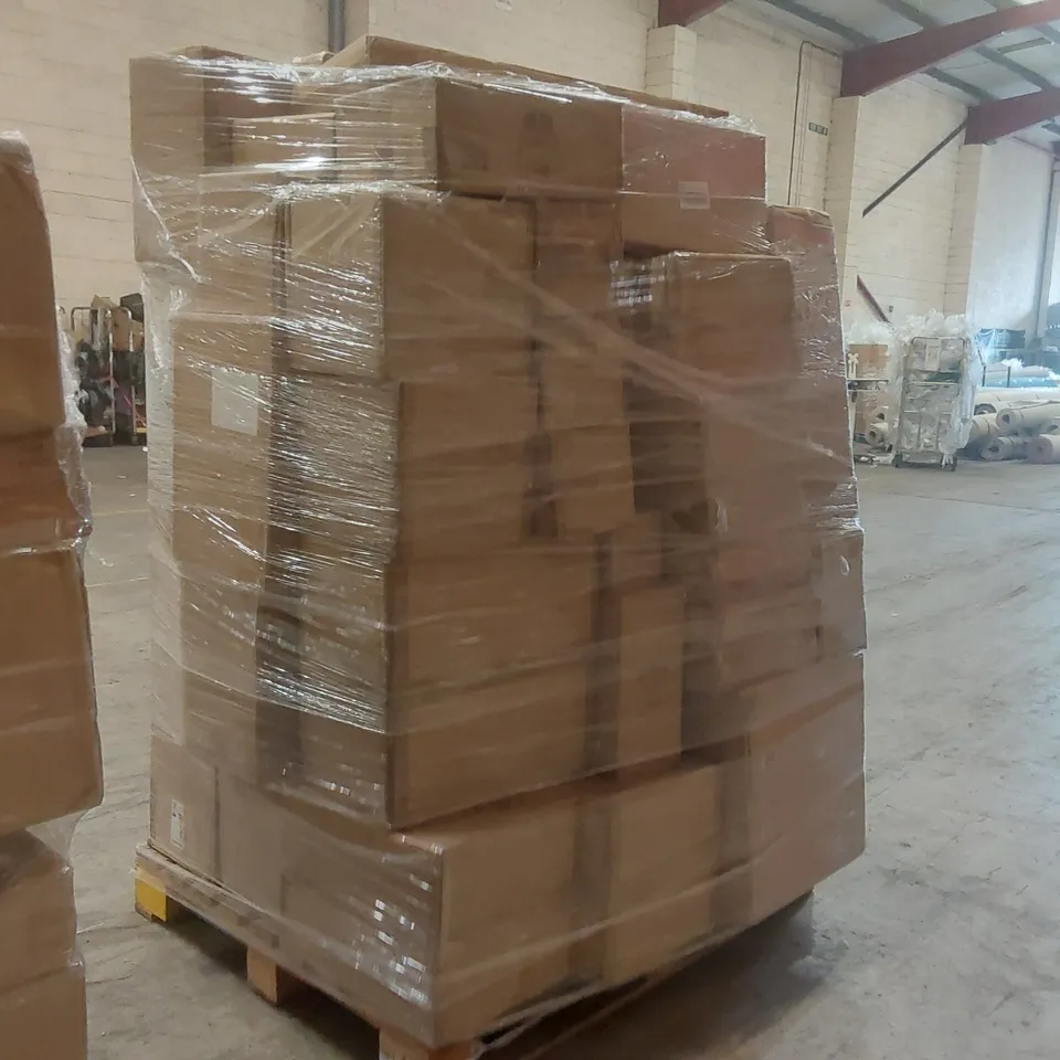 PALLET CONTAINING A VERY LARGE QUANTITY OF ASSORTED LIGHTING ITEMS