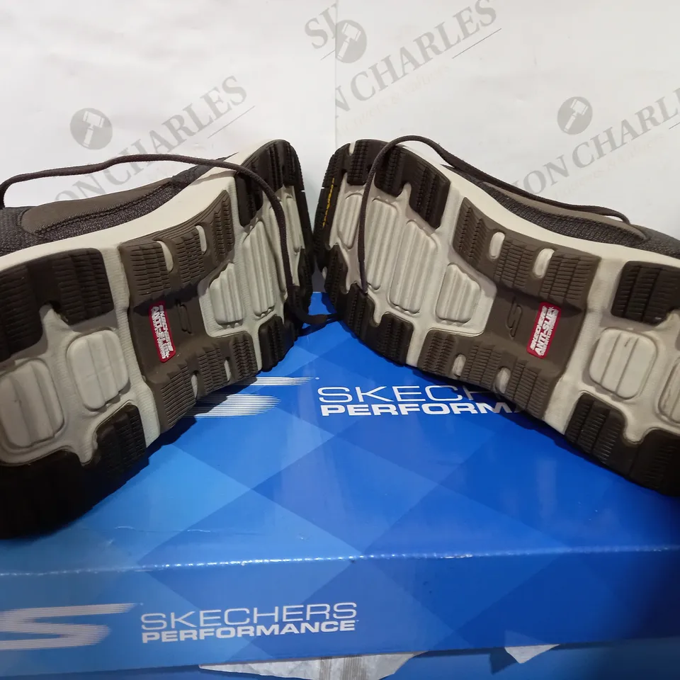 BOXED PAIR OF SKECHERS MENS WALKING TRAINERS  - SIZE 9