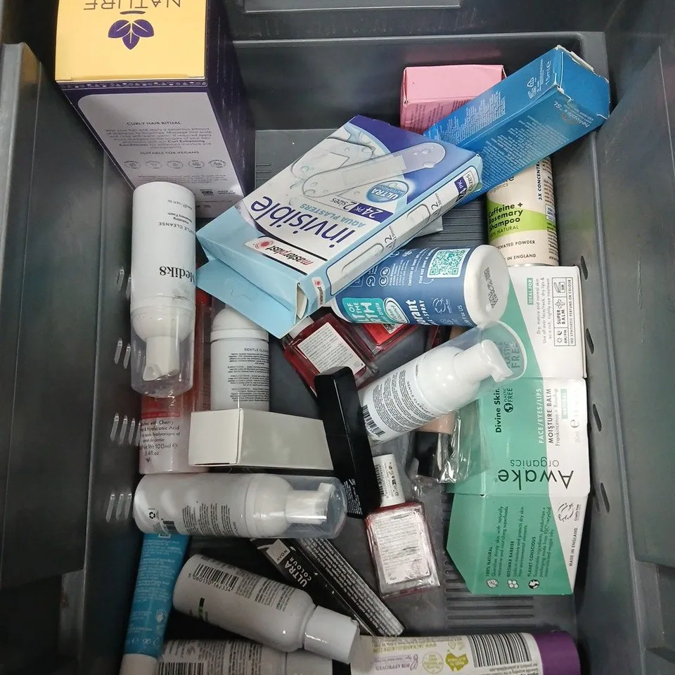 APPROXIMATEY 20 ASSORTED HEALTH AND BEAUTY PRODUCTS TO INCLUDE SOLSKIN MOISTURISER, GLORIAH INTIMATE LUBE AND GYLCERIN AND ROSE WATER