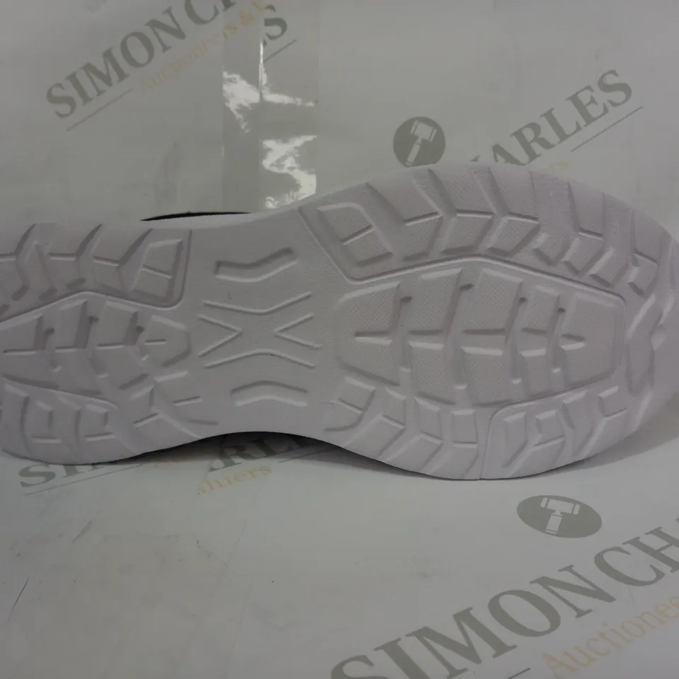 PAIR OF DESIGNER SPORT FASHION SHOES IN BLACK EU SIZE 40