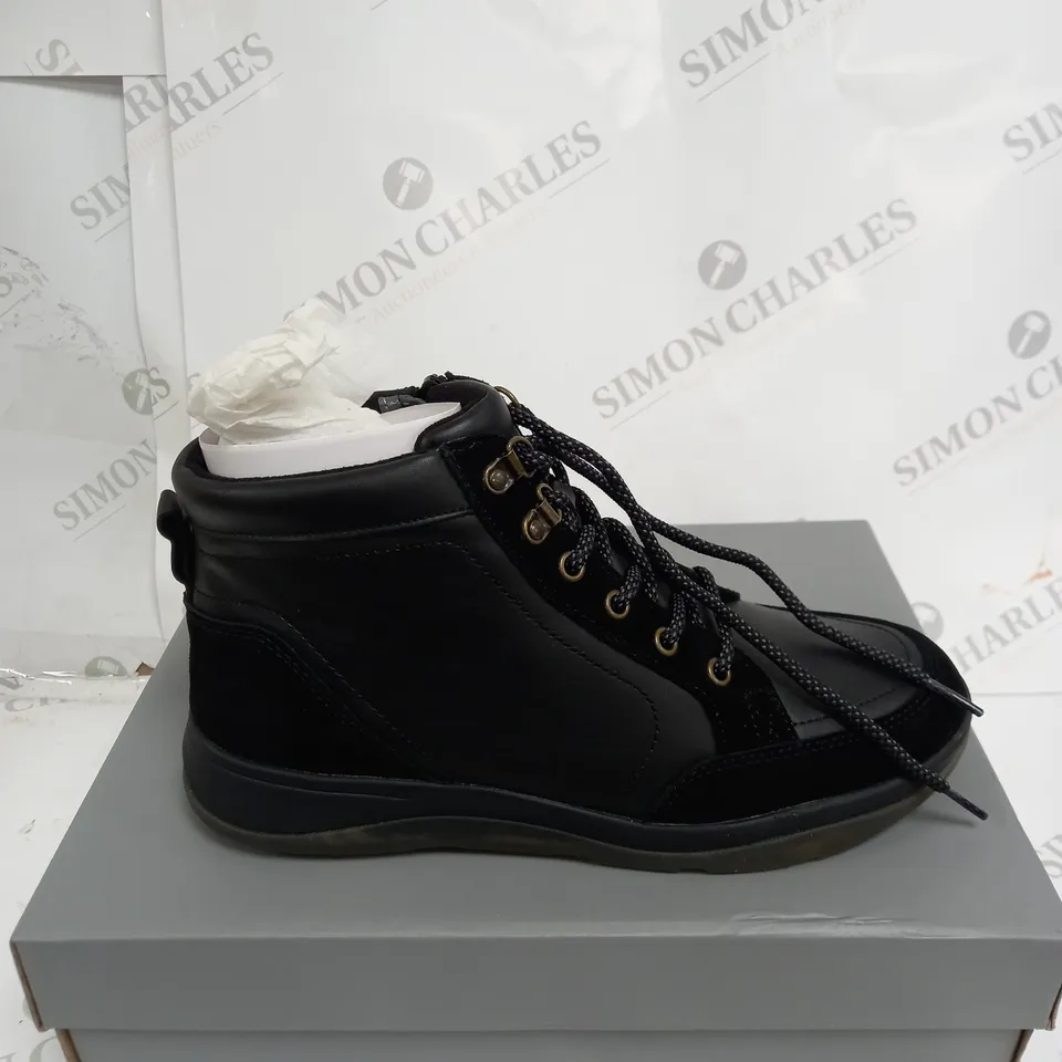 VIONIC WHITEY HIKER BOOTS SIZE 6.5