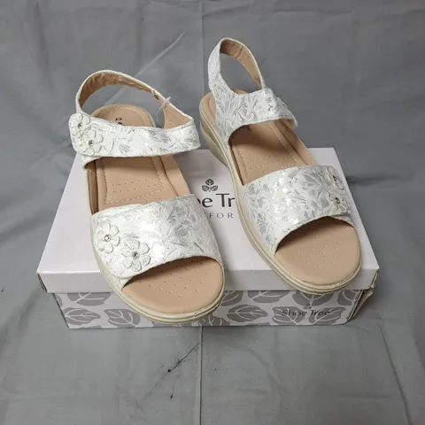 SHOE TREE COMFORT SANDALS - WHITE - SIZE 8