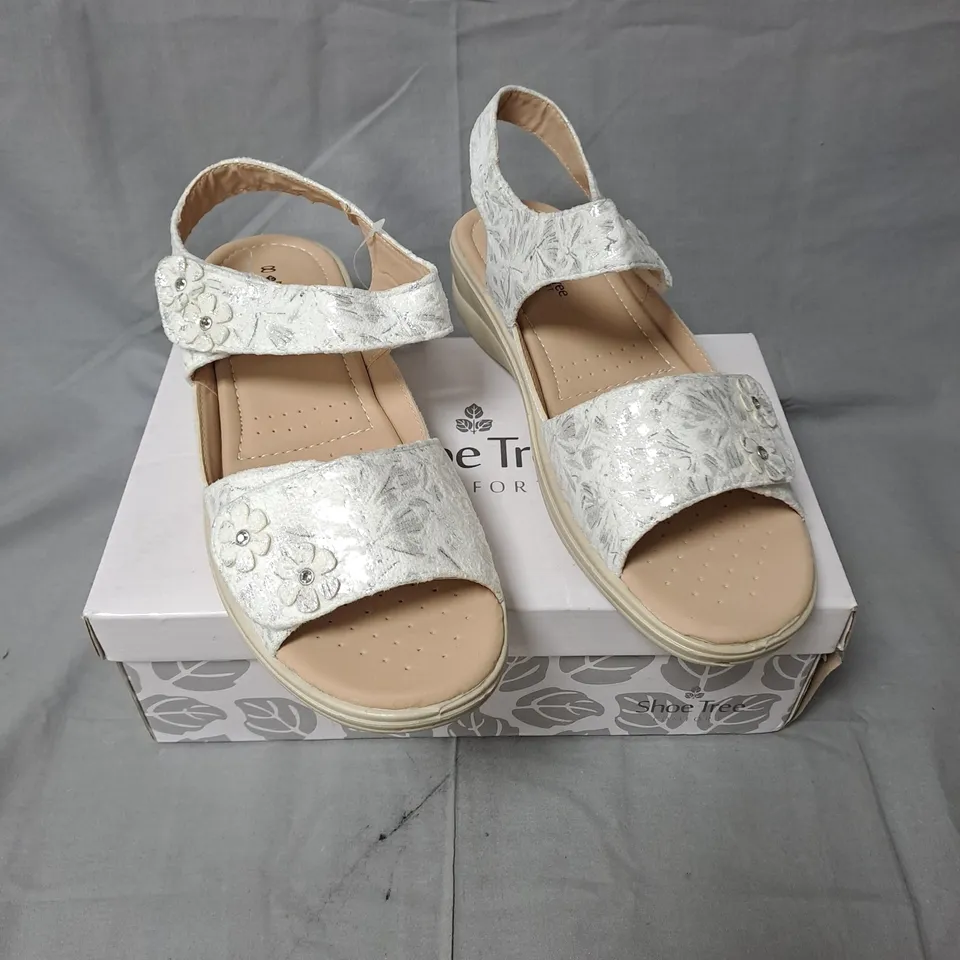 SHOE TREE COMFORT SANDALS - WHITE - SIZE 8