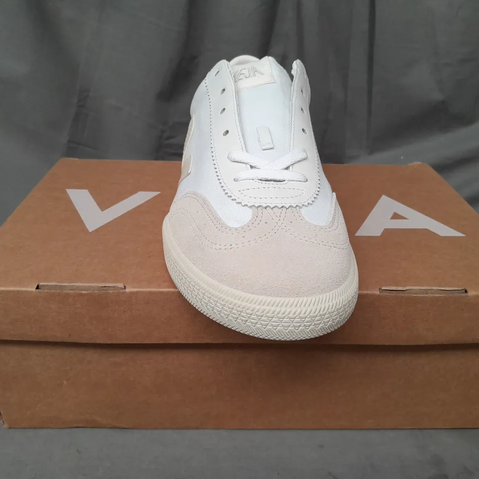 BOXED PAIR OF VEJA SHOES IN WHITE/BEIGE UK SIZE 11
