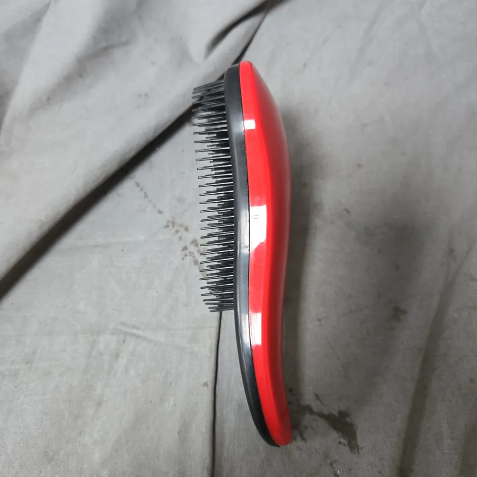 APPROXIMATELY 5 DETANGLING HAIRBRUSH RED 