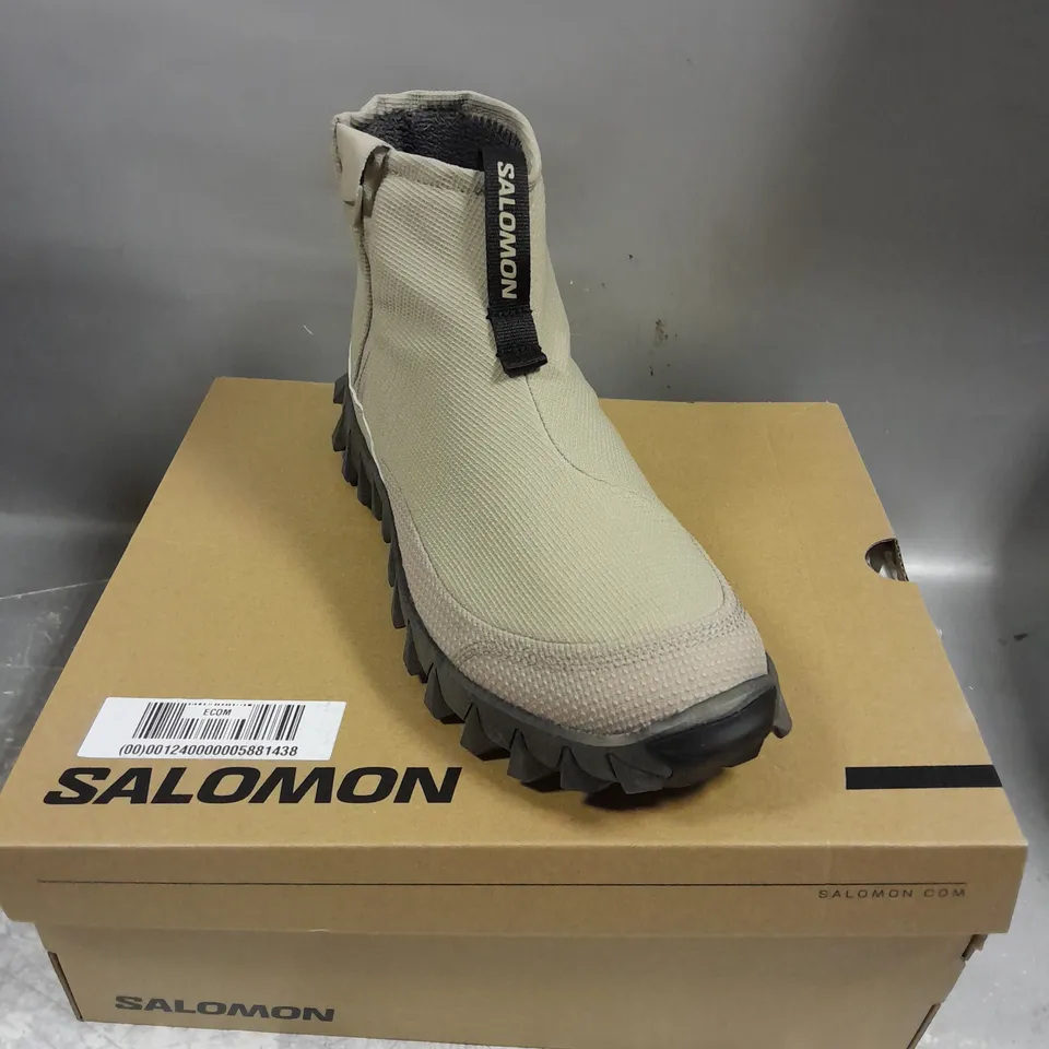 BOXED PAIR OF SALOMON SNOW CLOG MID SHOES IN FEATHER GREY/BLACK SIZE UK 9.5