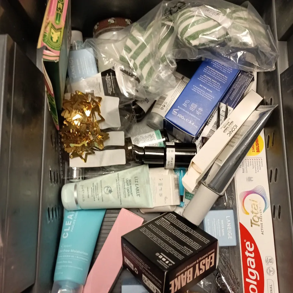 APPROXIMATELY 20 HEALTH AND BEAUTY PRODUCTS TO INCLUDE CUTICURA BODY POWDER, MITCHUM DEODORANT STICK AND COLGATE TOTAL TOOTHPASTE