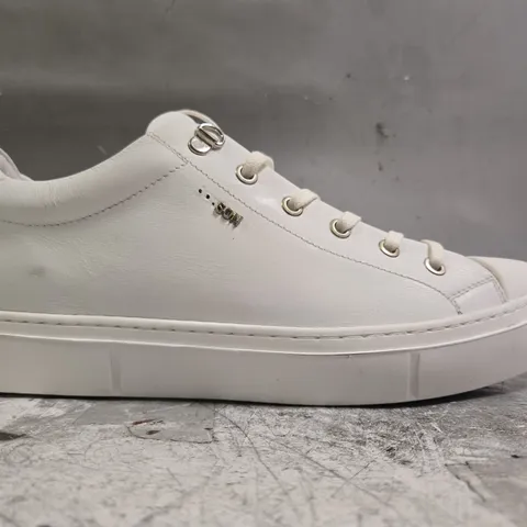 BOXED PAIR OF HINSON SHOES IN WHITE SIZE EU 44