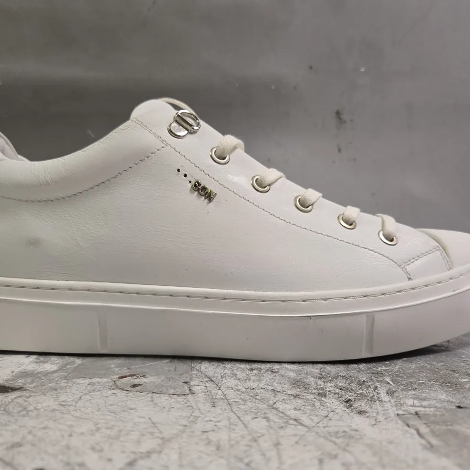 BOXED PAIR OF HINSON SHOES IN WHITE SIZE EU 44