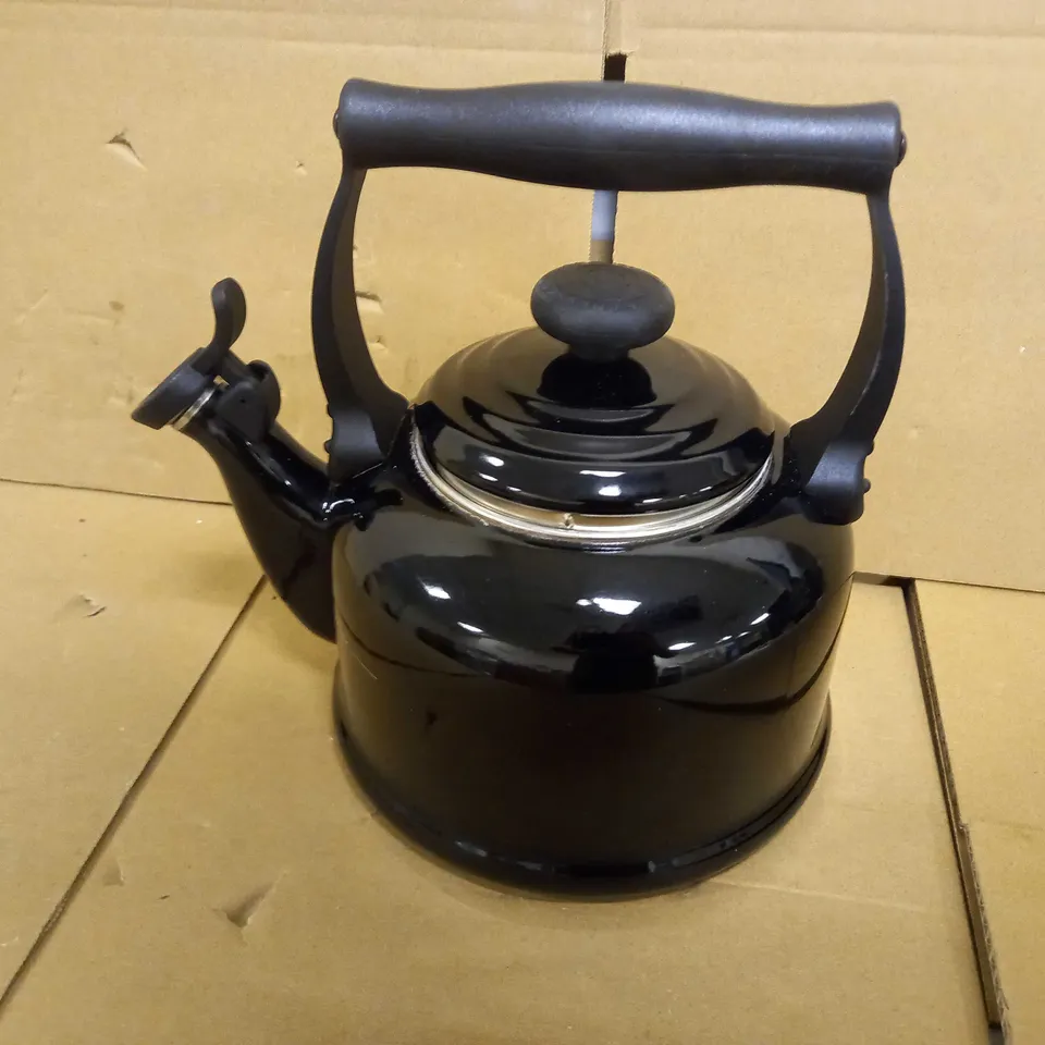 LE CREUSET TRADITIONAL STOVE-TOP KETTLE WITH WHISTLE, SUITABLE FOR ALL HOB TYPES, 2.1 L, BLACK
